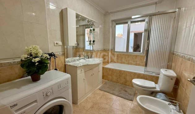 Odsprzedaż - Mieszkanie w bloku - Torrevieja - Playa del Cura