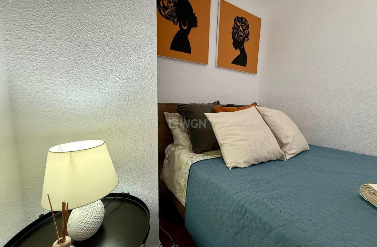 Odsprzedaż - Mieszkanie w bloku - Torrevieja - Playa del Cura