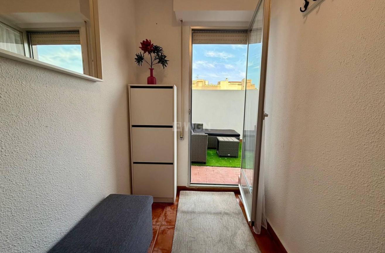 Odsprzedaż - Mieszkanie w bloku - Torrevieja - Playa del Cura
