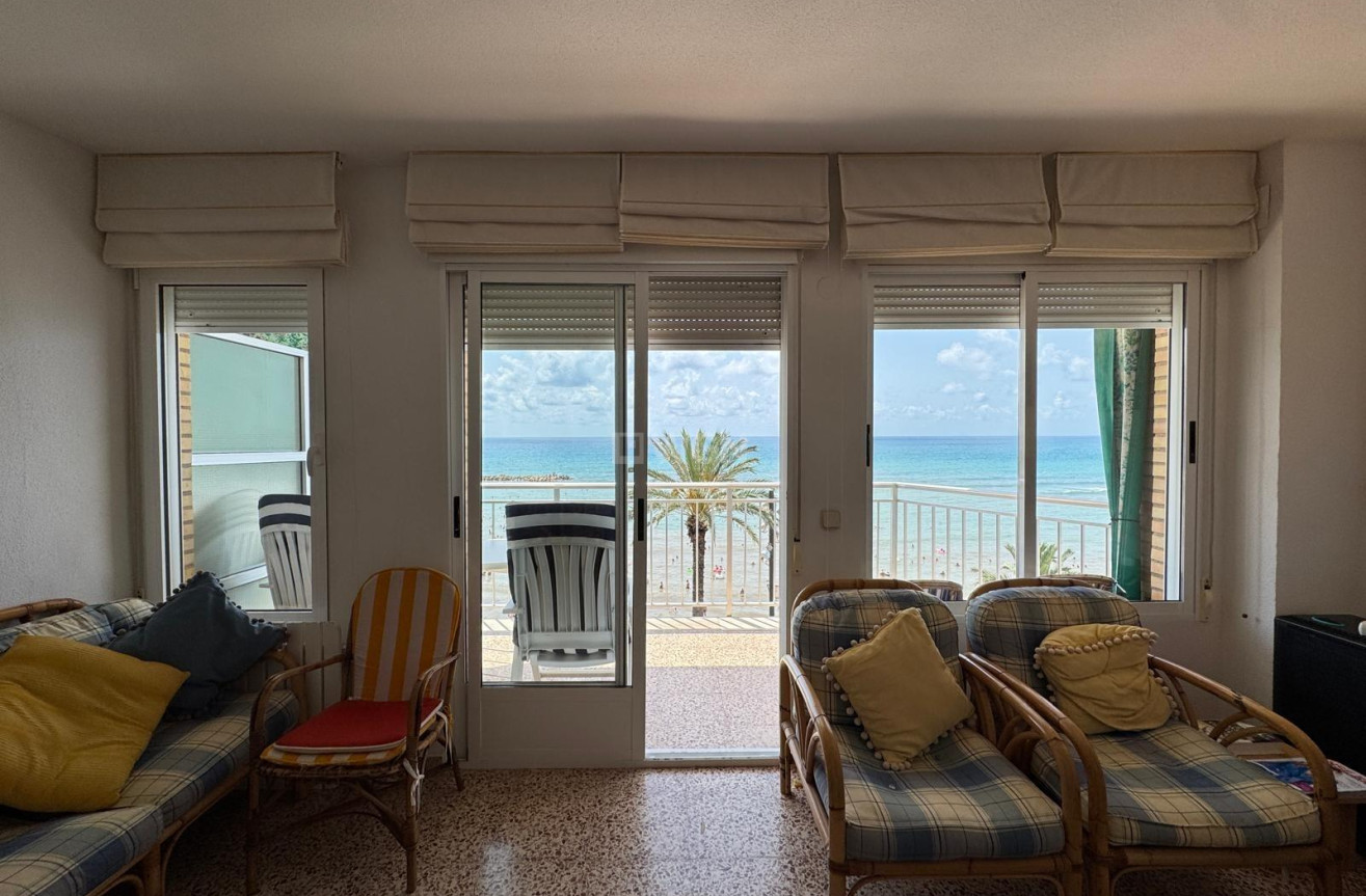 Odsprzedaż - Mieszkanie w bloku - Torrevieja - Playa del Cura