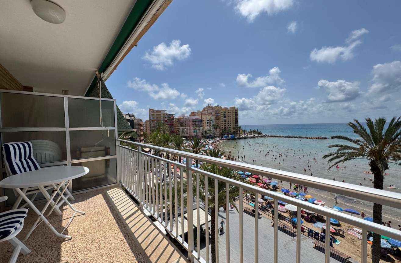 Odsprzedaż - Mieszkanie w bloku - Torrevieja - Playa del Cura