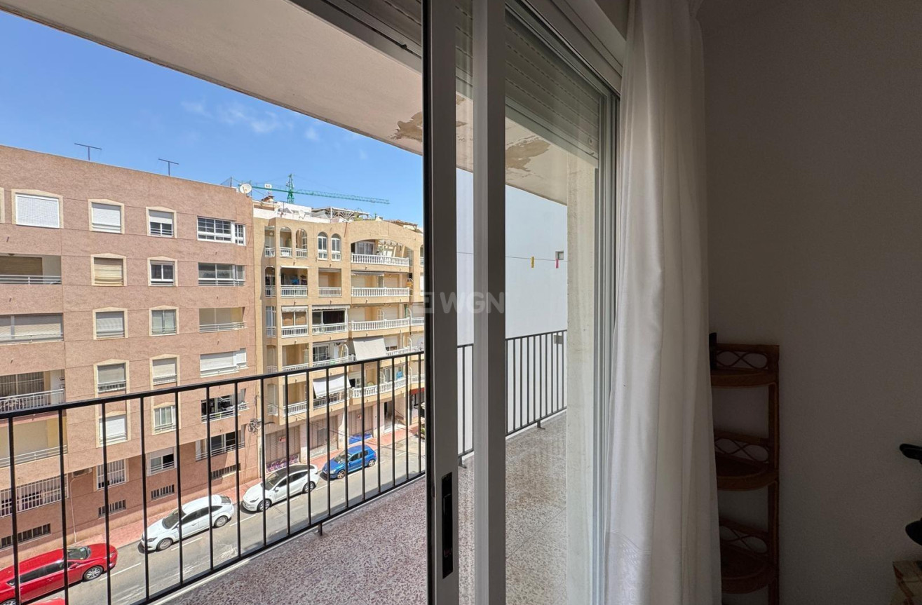 Odsprzedaż - Mieszkanie w bloku - Torrevieja - Playa del Cura