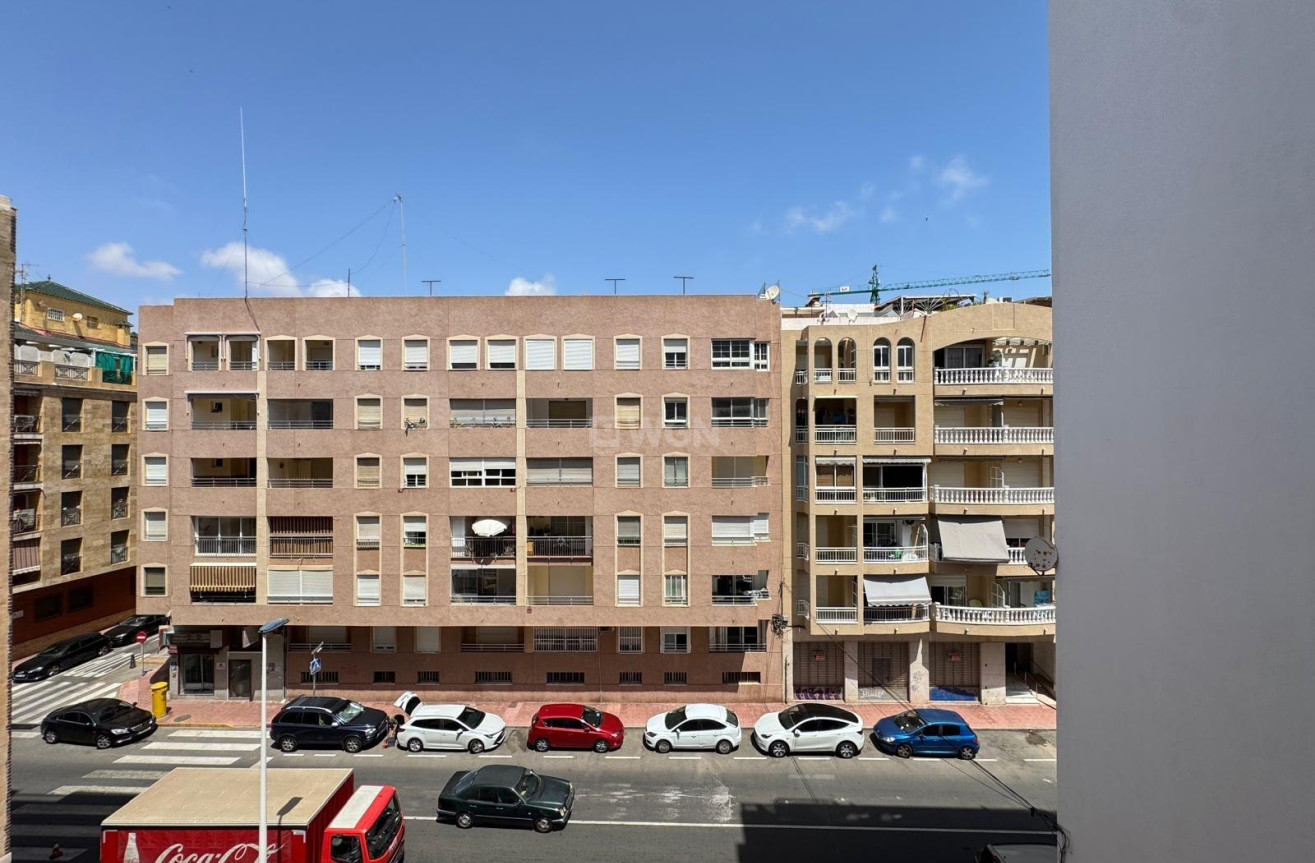 Odsprzedaż - Mieszkanie w bloku - Torrevieja - Playa del Cura