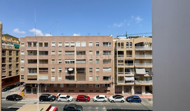 Odsprzedaż - Mieszkanie w bloku - Torrevieja - Playa del Cura