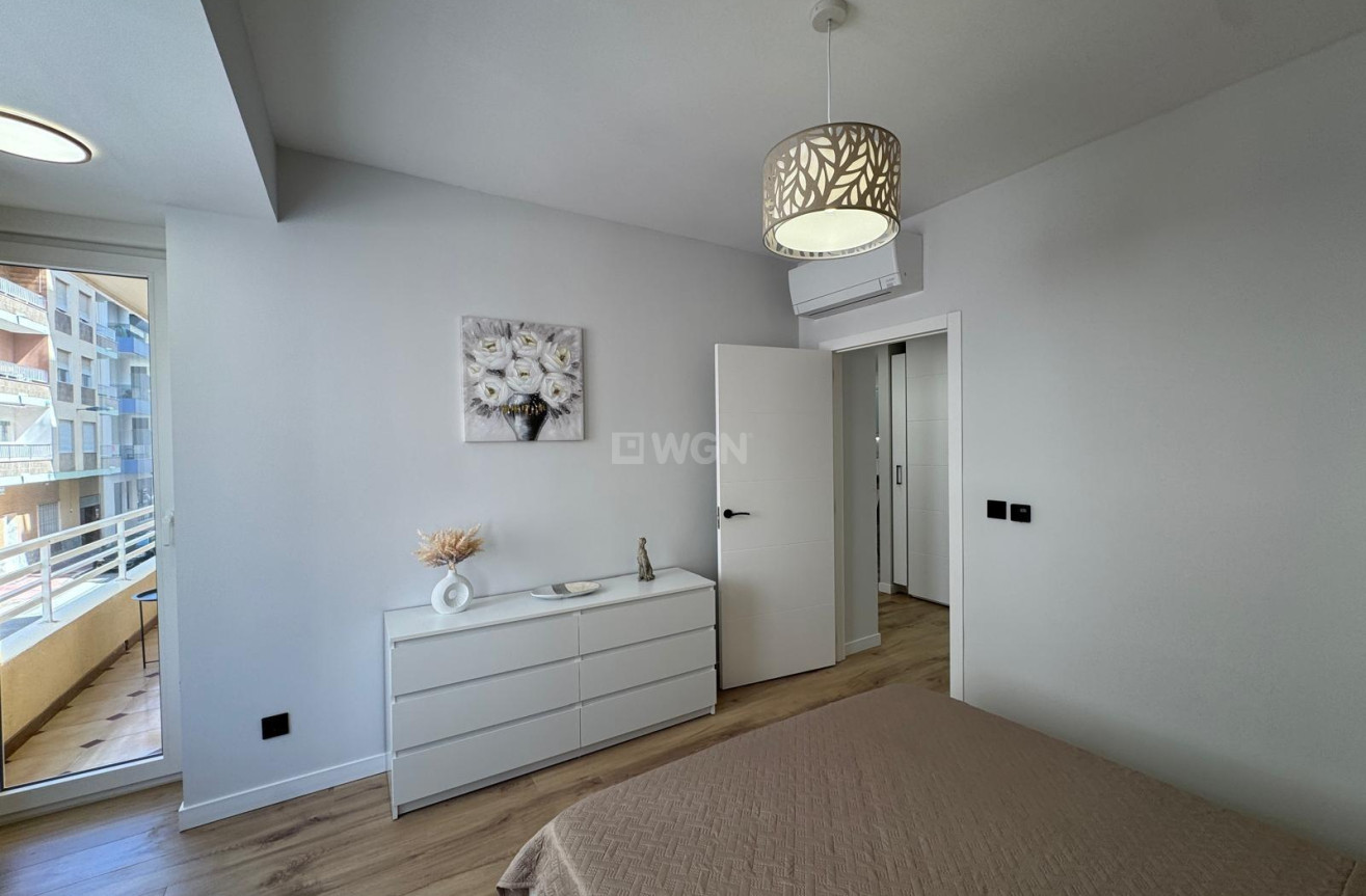 Odsprzedaż - Mieszkanie w bloku - Torrevieja - Playa del Cura