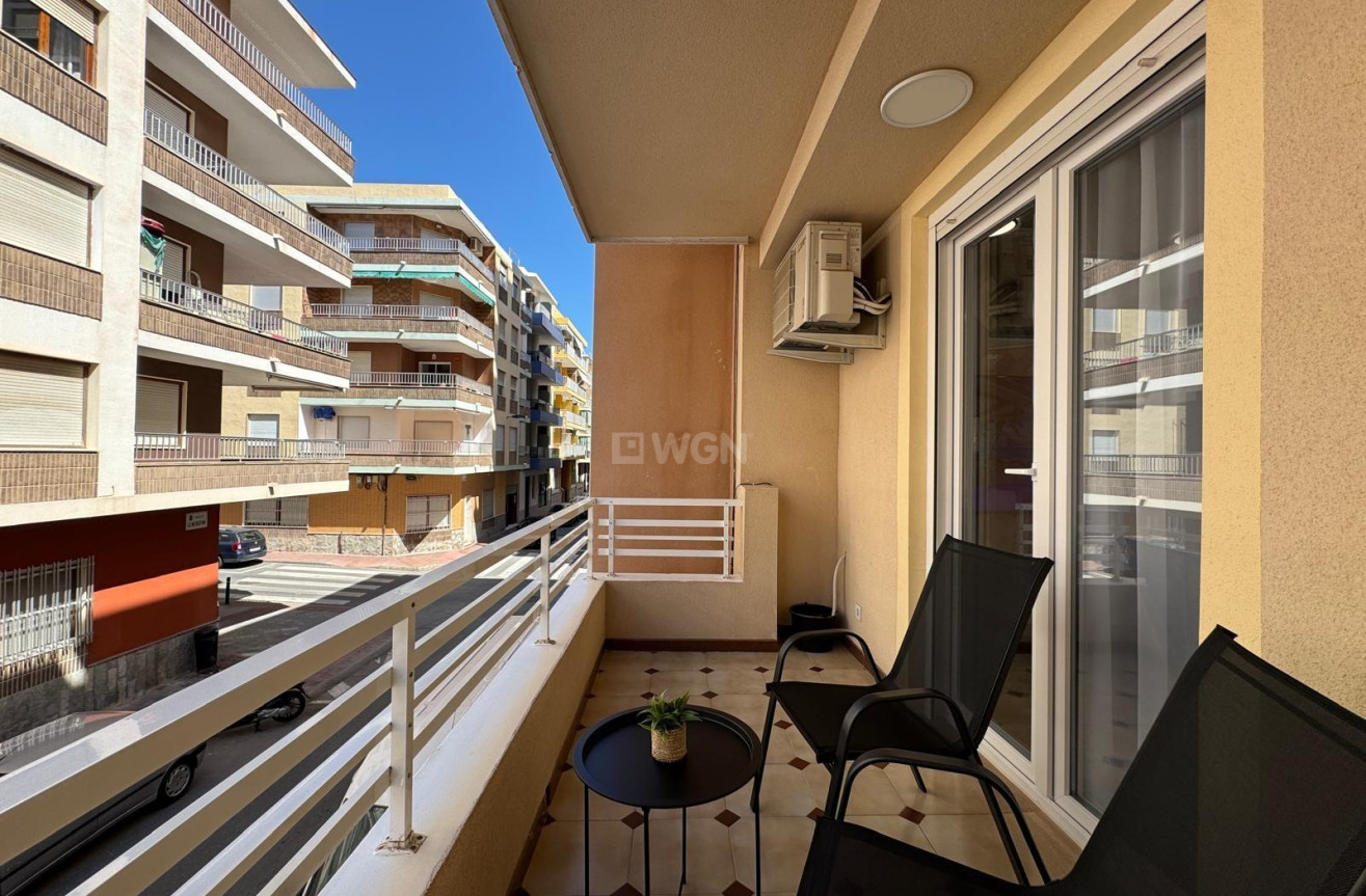 Odsprzedaż - Mieszkanie w bloku - Torrevieja - Playa del Cura