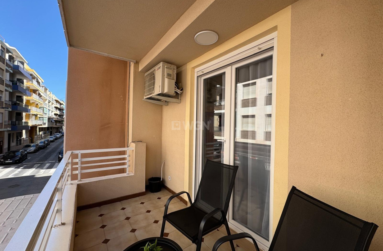 Odsprzedaż - Mieszkanie w bloku - Torrevieja - Playa del Cura