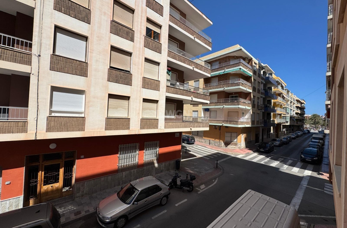 Odsprzedaż - Mieszkanie w bloku - Torrevieja - Playa del Cura