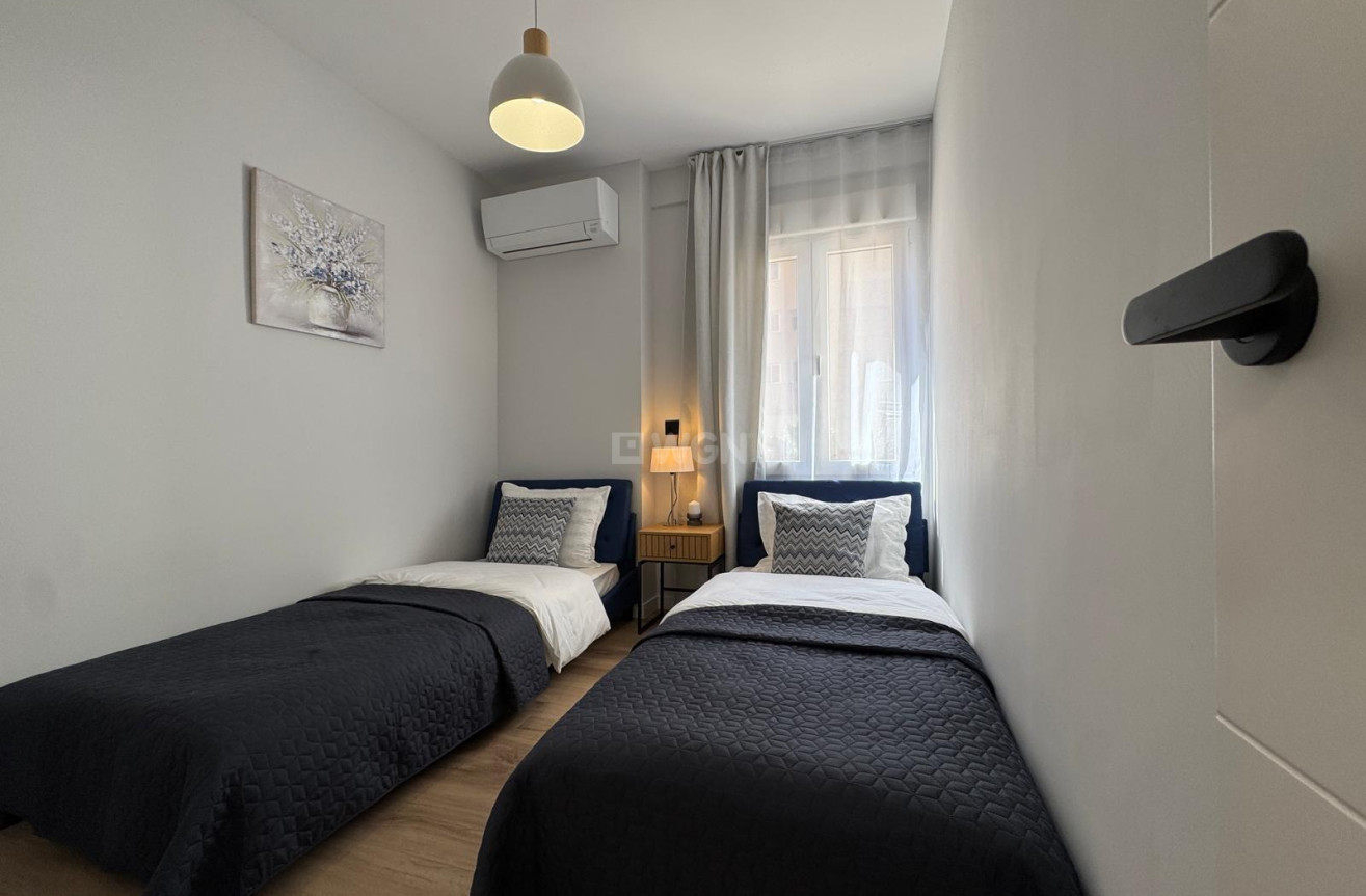 Odsprzedaż - Mieszkanie w bloku - Torrevieja - Playa del Cura