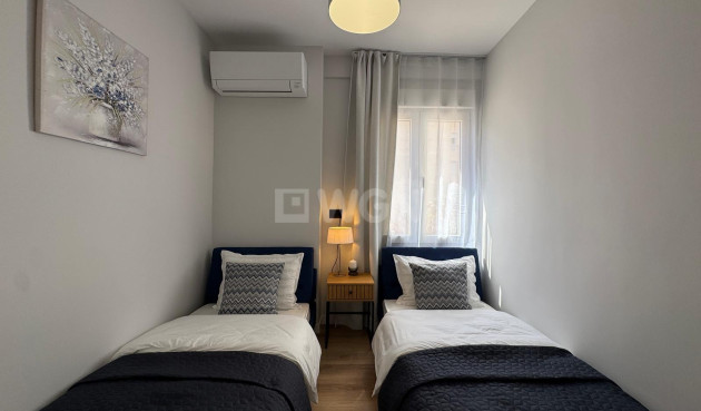 Odsprzedaż - Mieszkanie w bloku - Torrevieja - Playa del Cura