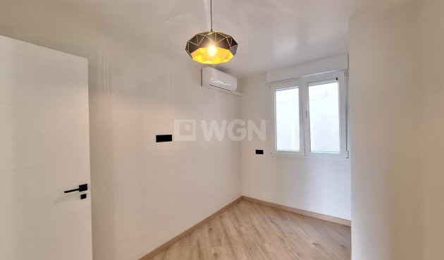 Odsprzedaż - Mieszkanie w bloku - Torrevieja - Playa de los Locos