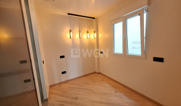 Odsprzedaż - Mieszkanie w bloku - Torrevieja - Playa de los Locos