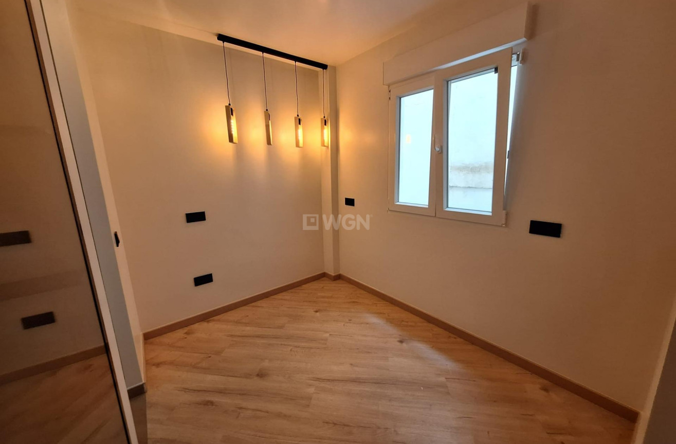 Odsprzedaż - Mieszkanie w bloku - Torrevieja - Playa de los Locos