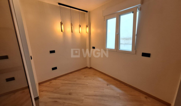 Odsprzedaż - Mieszkanie w bloku - Torrevieja - Playa de los Locos