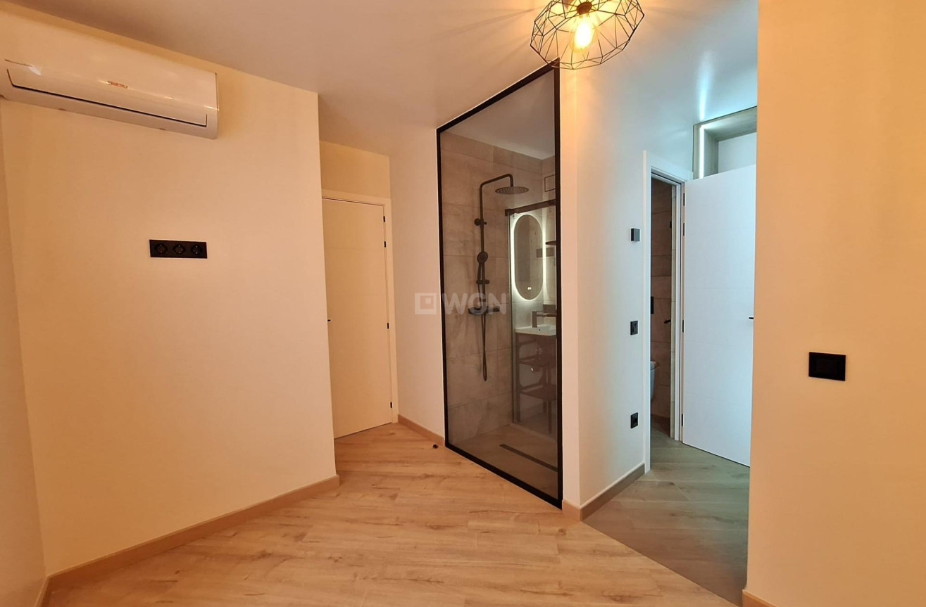 Odsprzedaż - Mieszkanie w bloku - Torrevieja - Playa de los Locos