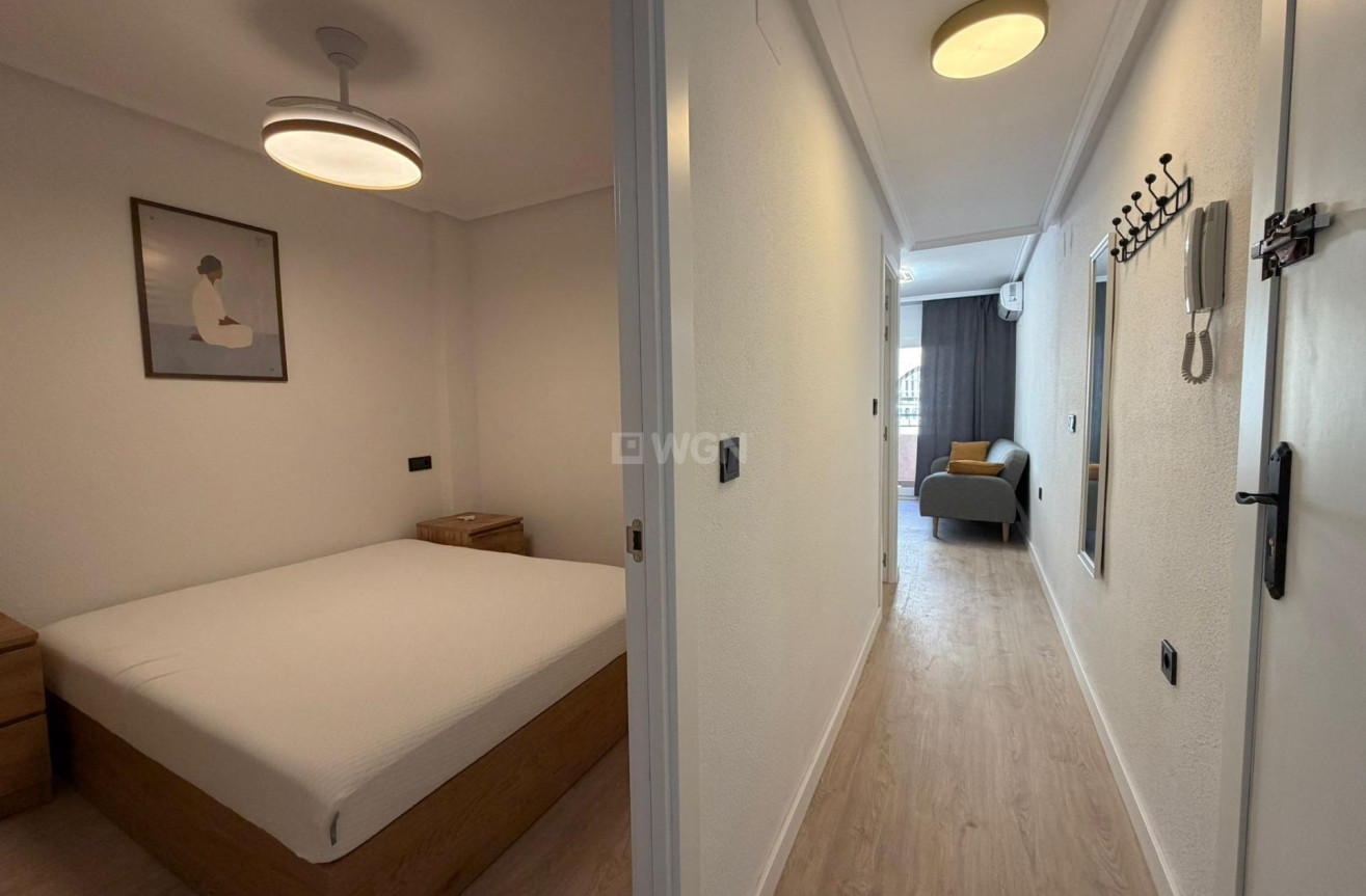 Odsprzedaż - Mieszkanie w bloku - Torrevieja - Playa del Cura