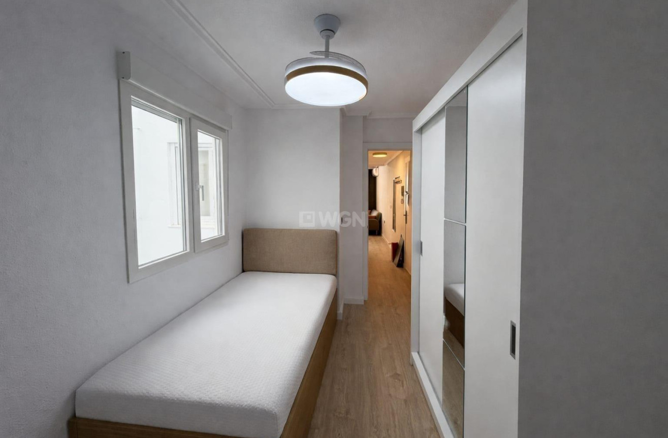 Odsprzedaż - Mieszkanie w bloku - Torrevieja - Playa del Cura
