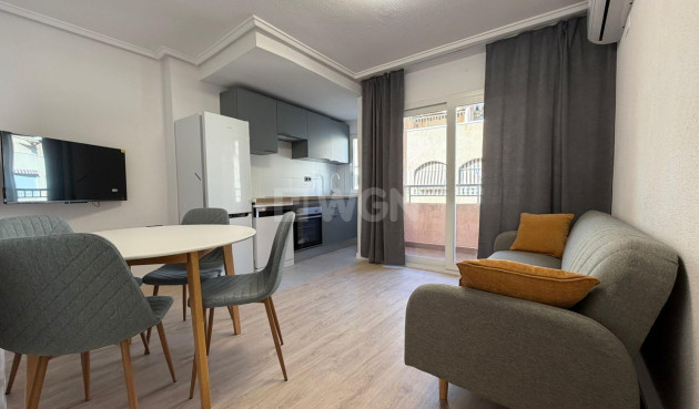 Odsprzedaż - Mieszkanie w bloku - Torrevieja - Playa del Cura