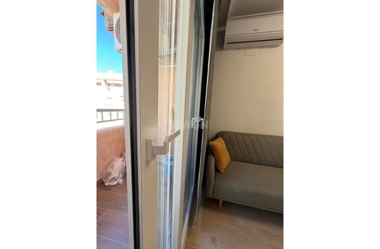 Odsprzedaż - Mieszkanie w bloku - Torrevieja - Playa del Cura