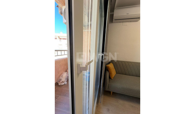 Odsprzedaż - Mieszkanie w bloku - Torrevieja - Playa del Cura