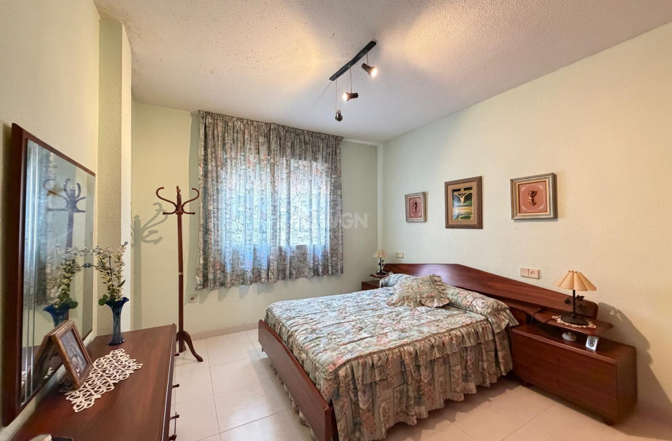 Odsprzedaż - Mieszkanie w bloku - Torrevieja - Playa del Cura