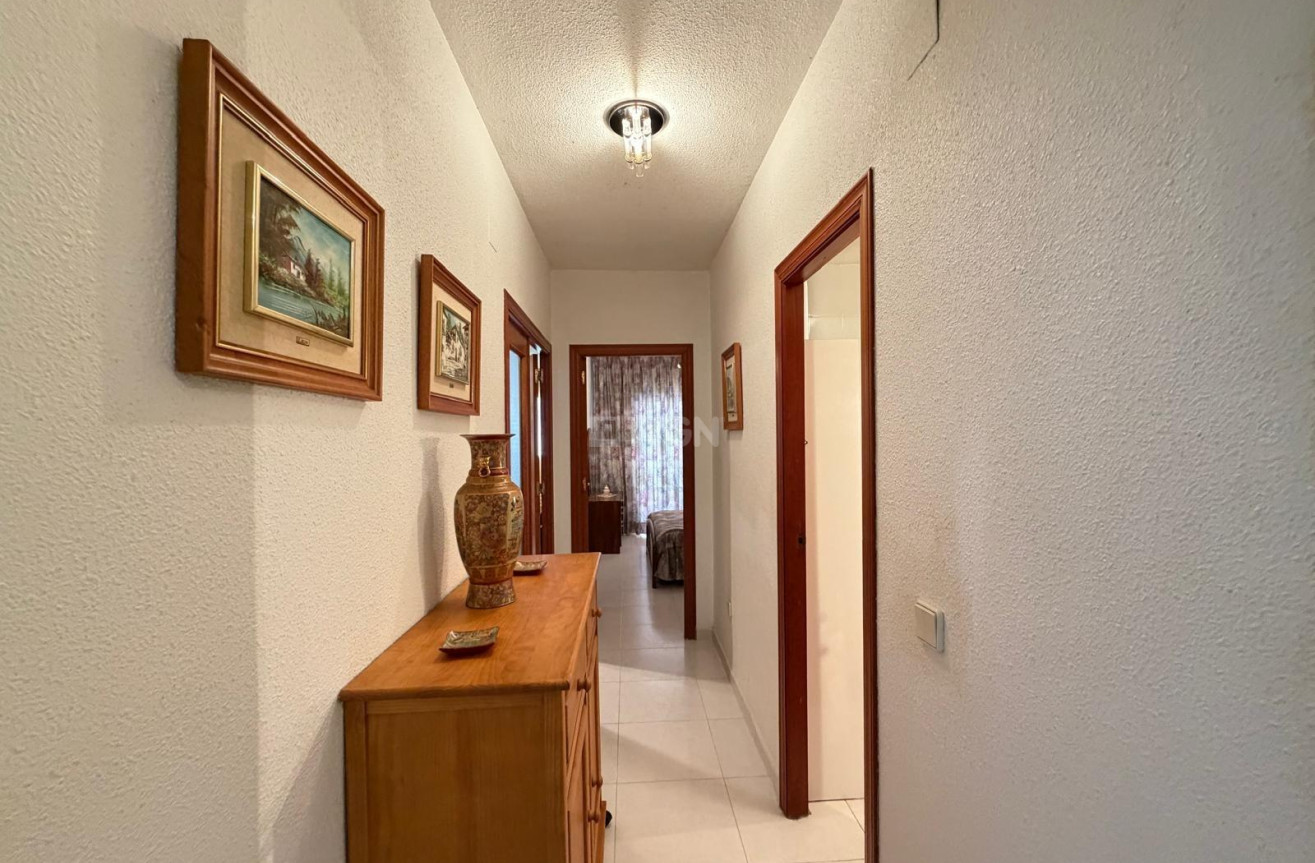 Odsprzedaż - Mieszkanie w bloku - Torrevieja - Playa del Cura