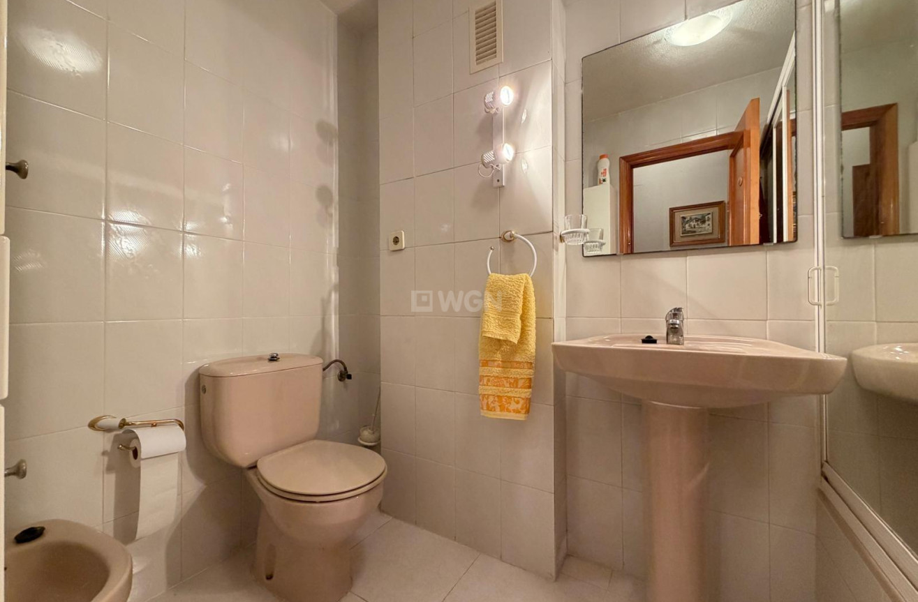 Odsprzedaż - Mieszkanie w bloku - Torrevieja - Playa del Cura