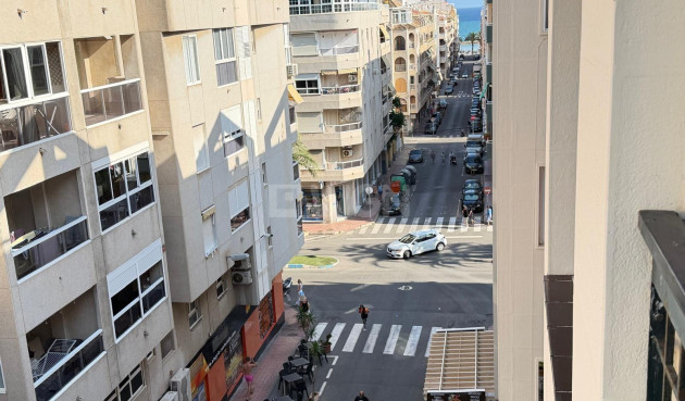 Odsprzedaż - Mieszkanie w bloku - Torrevieja - Playa del Cura