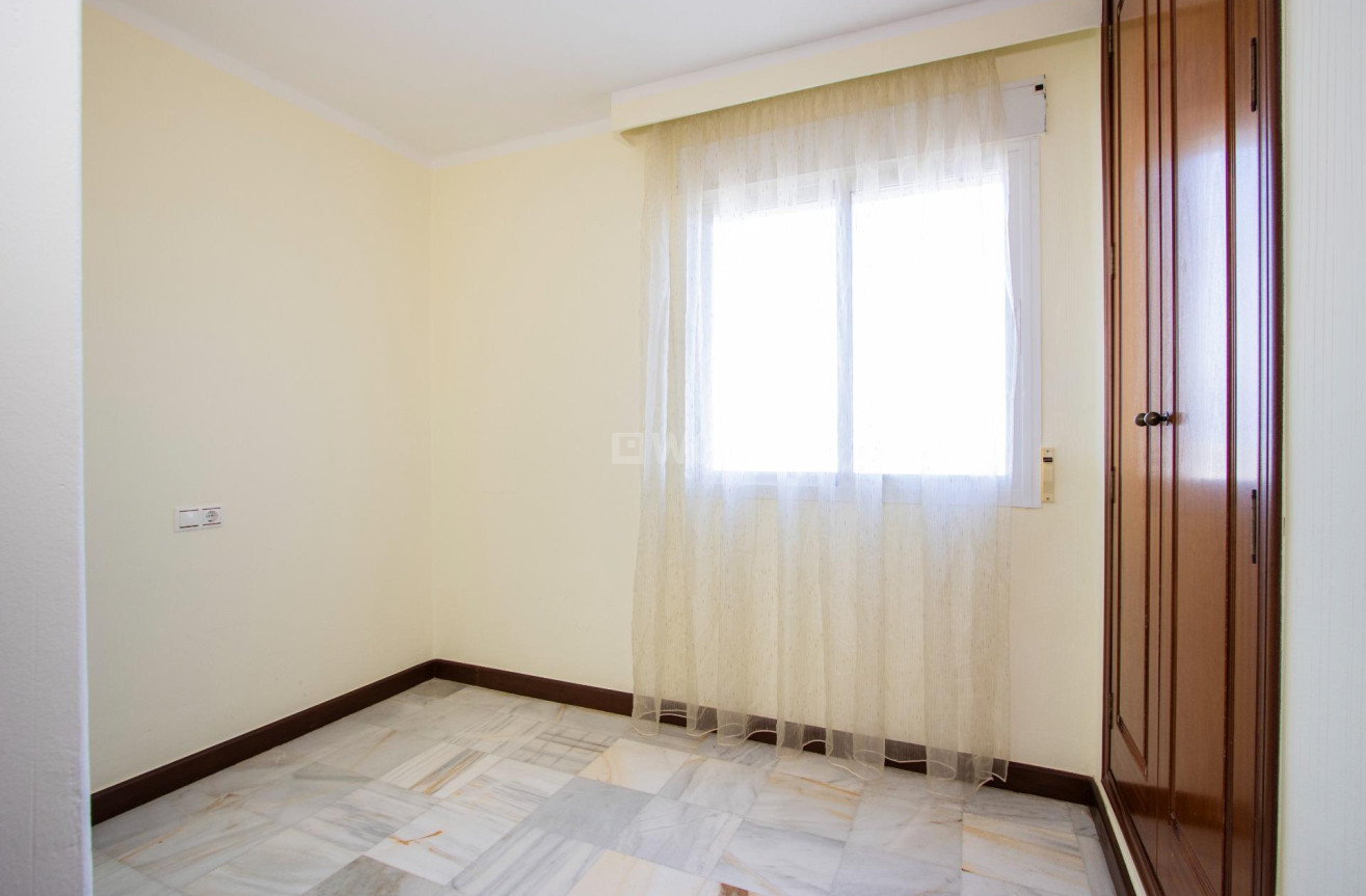 Odsprzedaż - Mieszkanie w bloku - Torrevieja - Los Frutales
