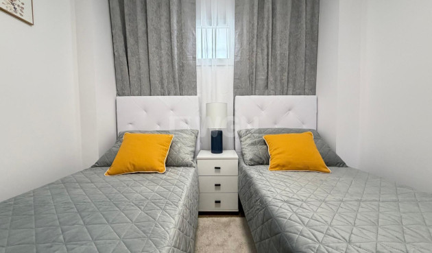 Odsprzedaż - Mieszkanie w bloku - Torrevieja - Nueva Torrevieja