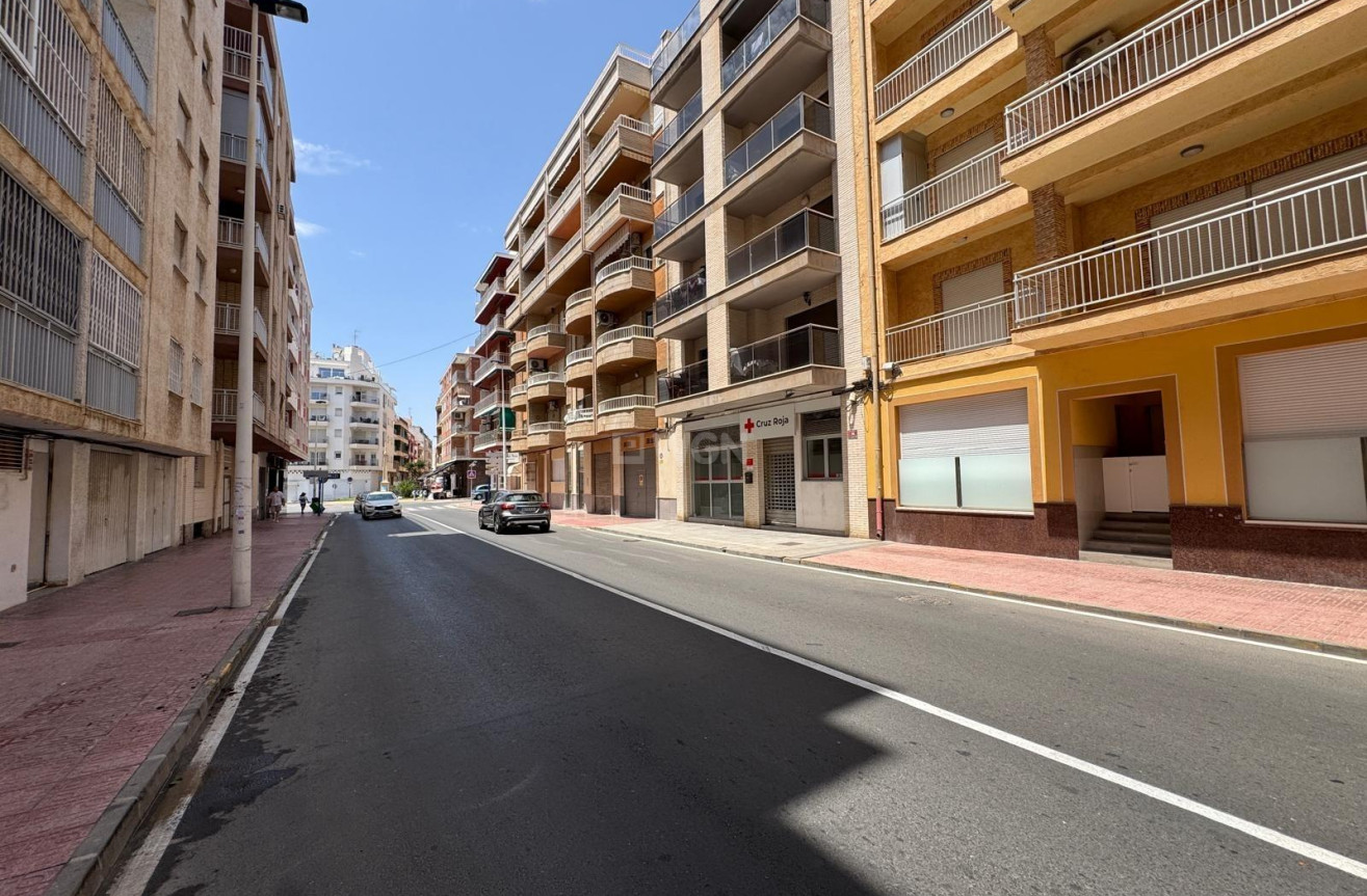 Odsprzedaż - Mieszkanie w bloku - Torrevieja - Estacion De Autobuses