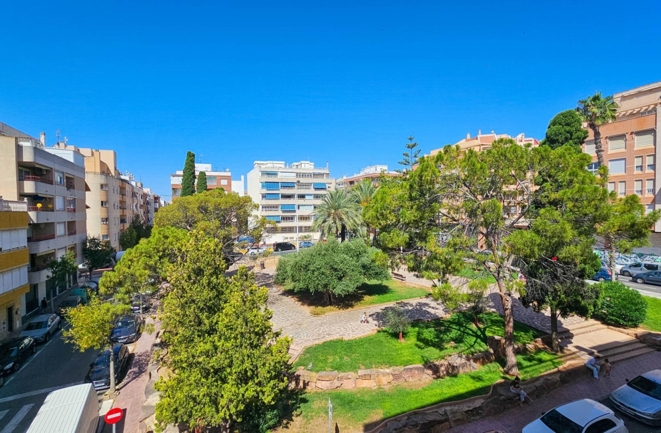 Odsprzedaż - Mieszkanie w bloku - Torrevieja - Playa del Cura
