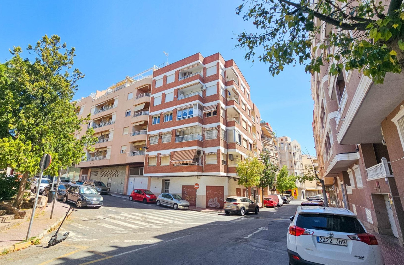 Odsprzedaż - Mieszkanie w bloku - Torrevieja - Playa del Cura