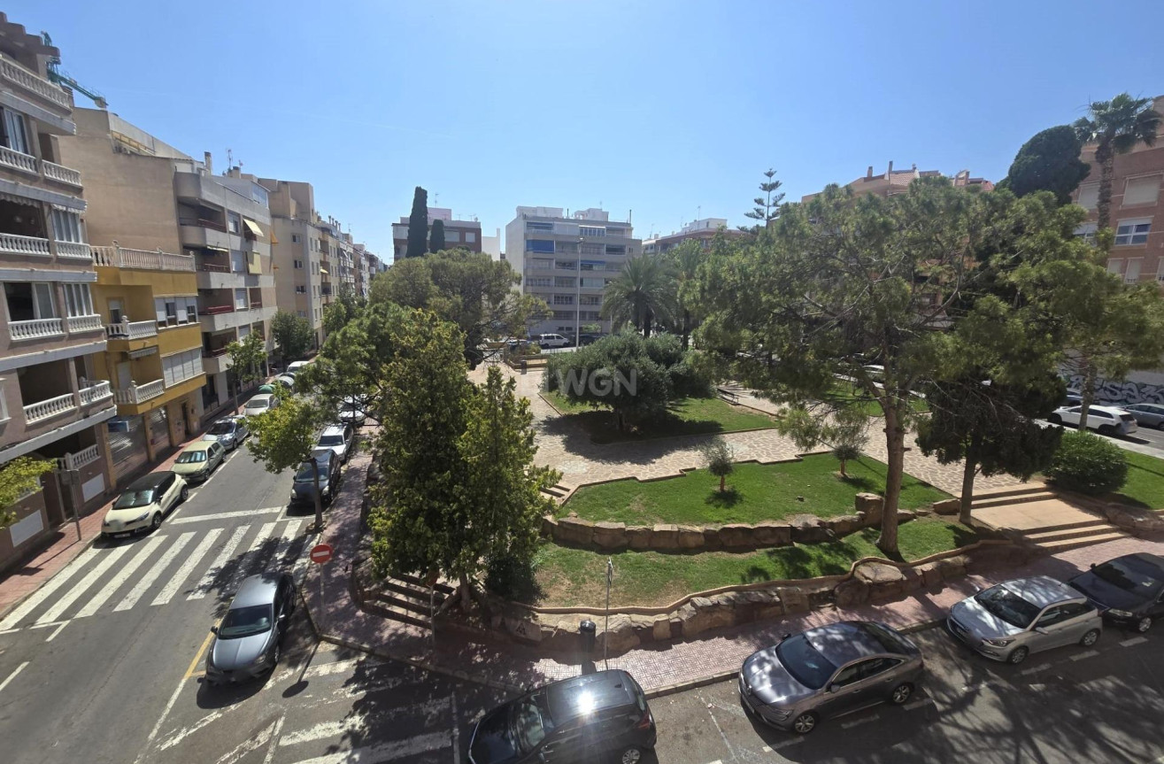 Odsprzedaż - Mieszkanie w bloku - Torrevieja - Playa del Cura