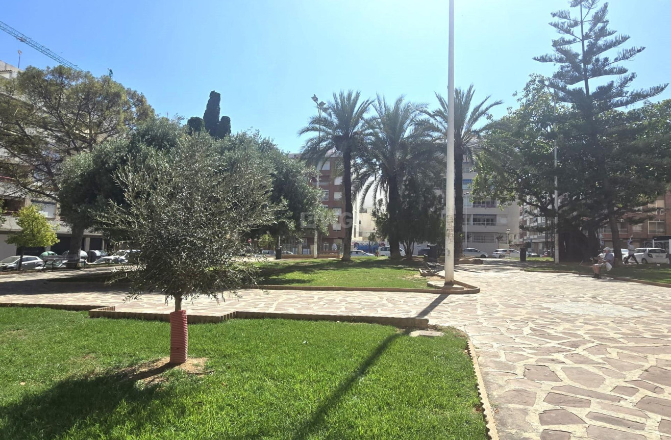 Odsprzedaż - Mieszkanie w bloku - Torrevieja - Playa del Cura