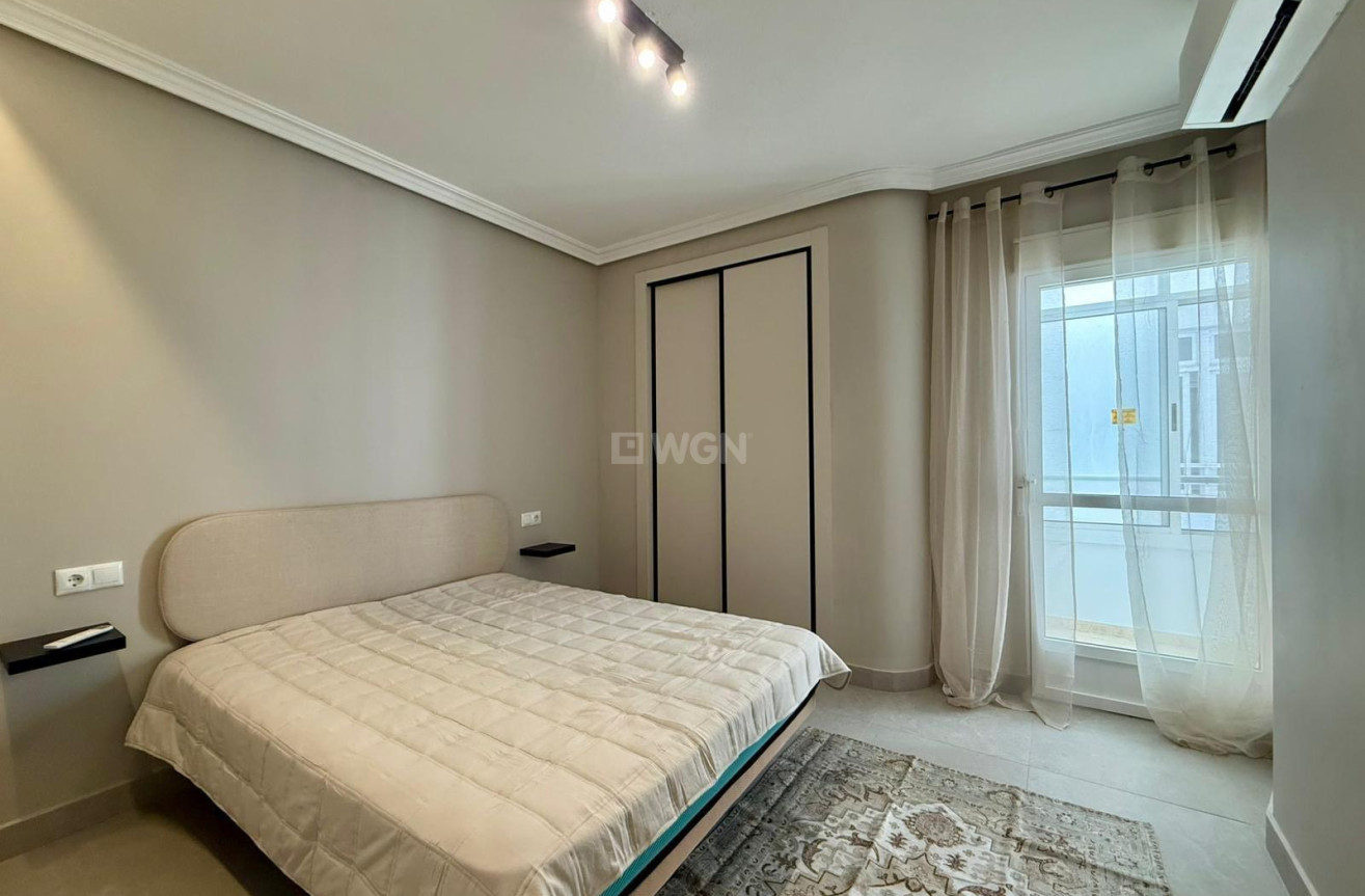 Odsprzedaż - Mieszkanie w bloku - Torrevieja - Playa del Cura