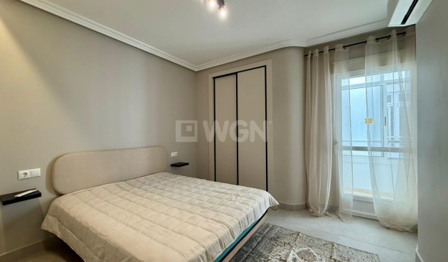 Odsprzedaż - Mieszkanie w bloku - Torrevieja - Playa del Cura
