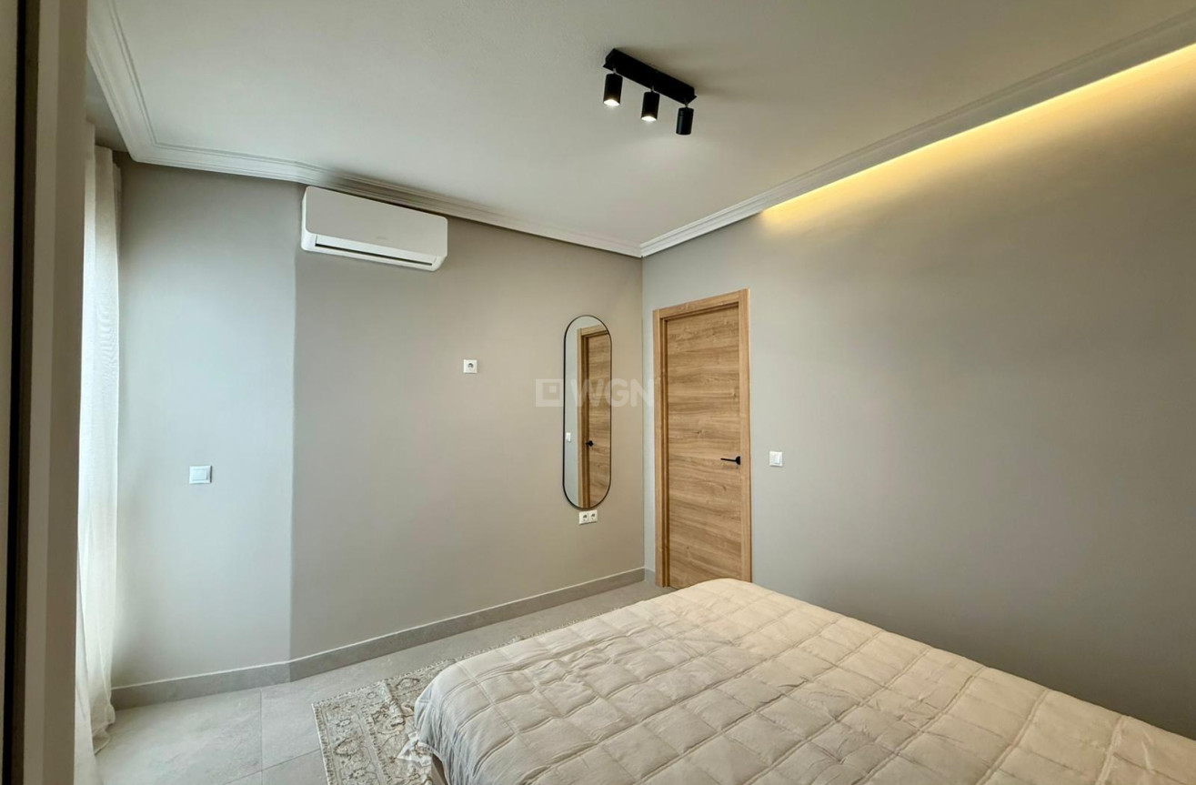 Odsprzedaż - Mieszkanie w bloku - Torrevieja - Playa del Cura