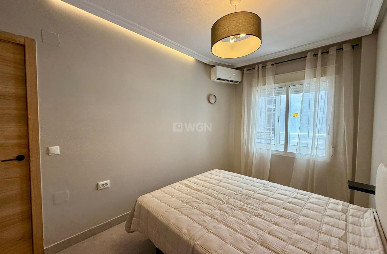 Odsprzedaż - Mieszkanie w bloku - Torrevieja - Playa del Cura