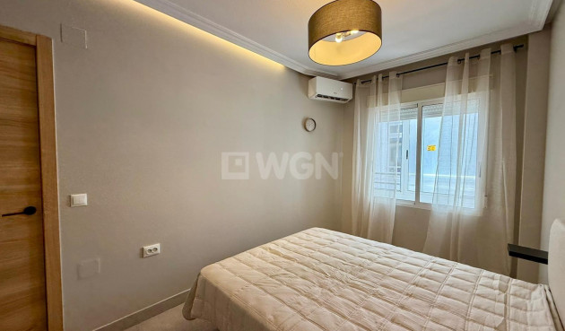 Odsprzedaż - Mieszkanie w bloku - Torrevieja - Playa del Cura