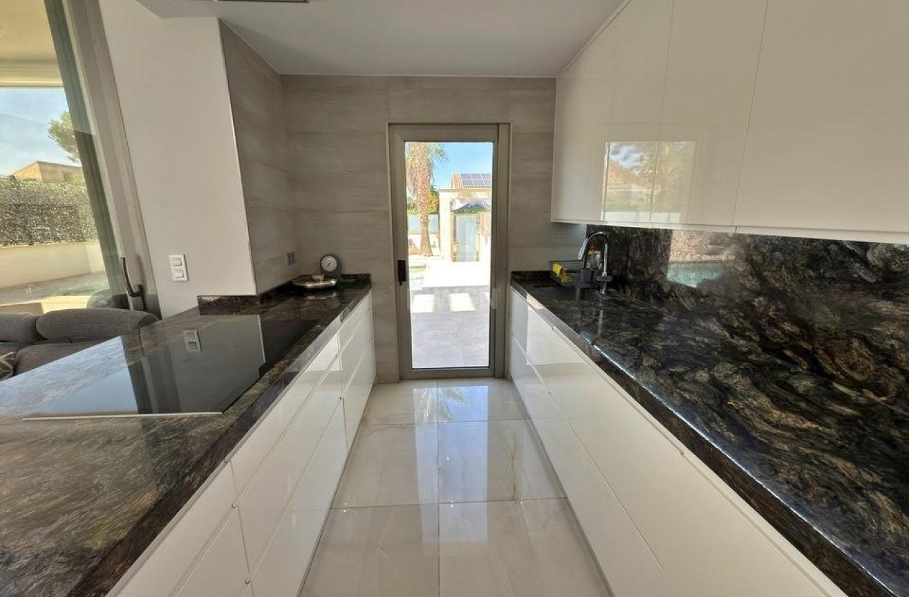 Odsprzedaż - Villa - Orihuela Costa - Villamartín