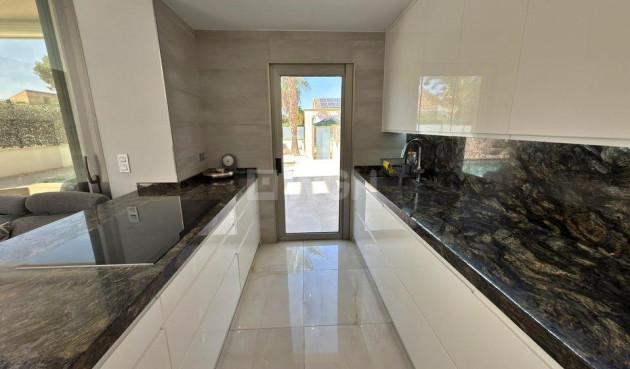Odsprzedaż - Villa - Orihuela Costa - Villamartín