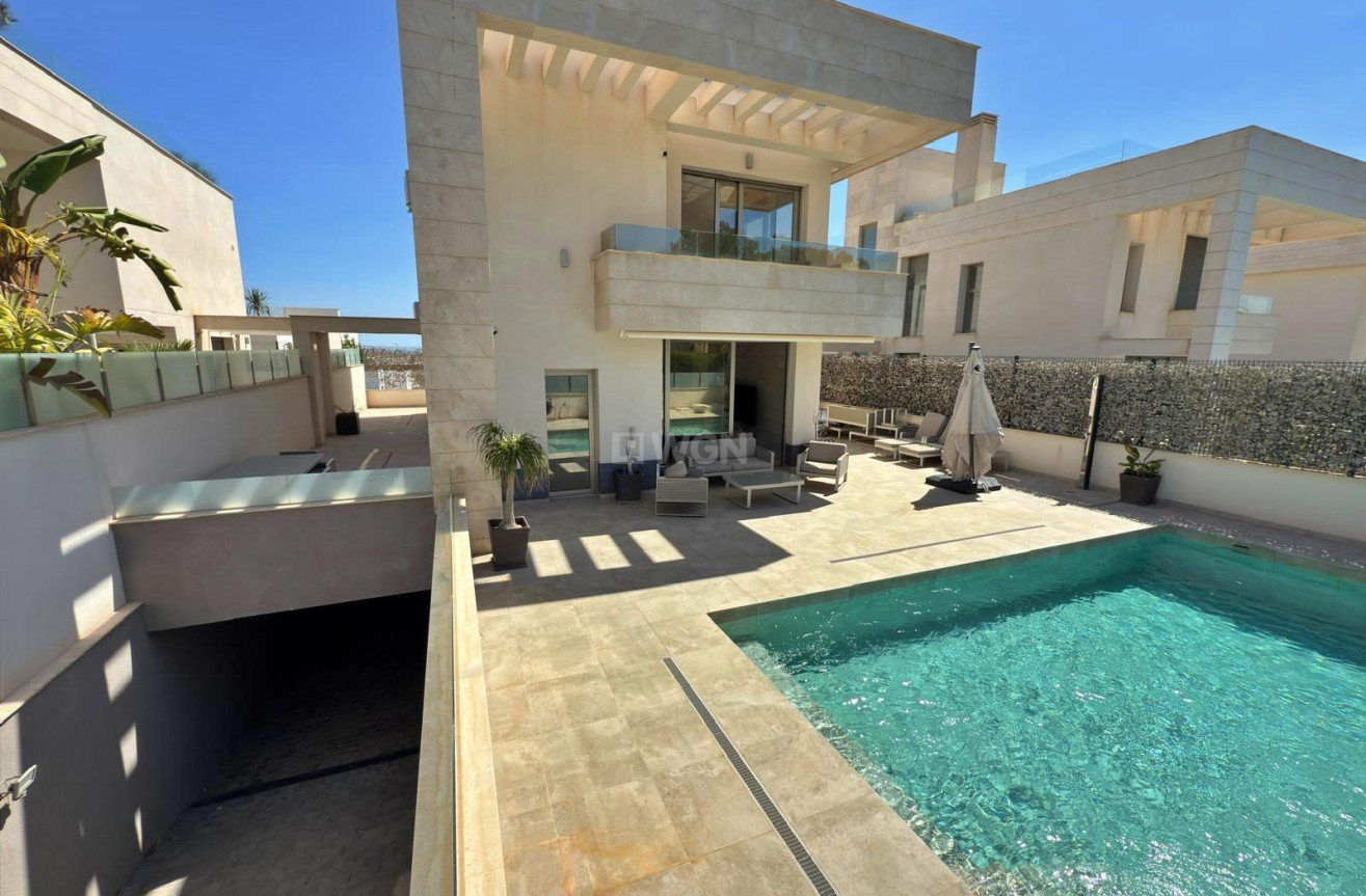 Odsprzedaż - Villa - Orihuela Costa - Villamartín