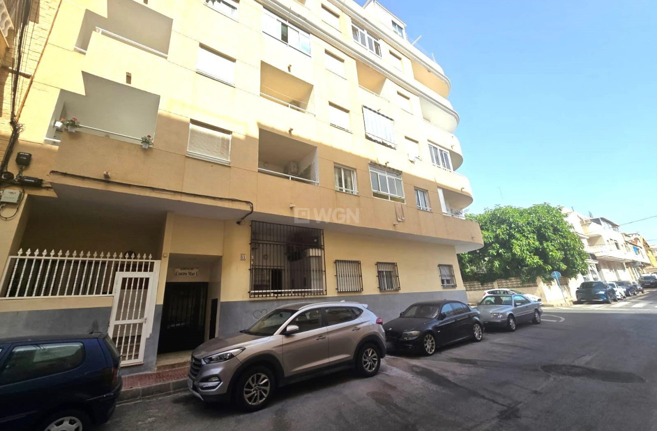 Odsprzedaż - Mieszkanie w bloku - Torrevieja - Playa de los Locos