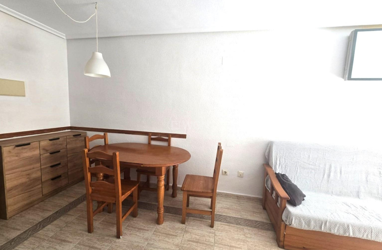 Odsprzedaż - Mieszkanie w bloku - Torrevieja - Playa de los Locos
