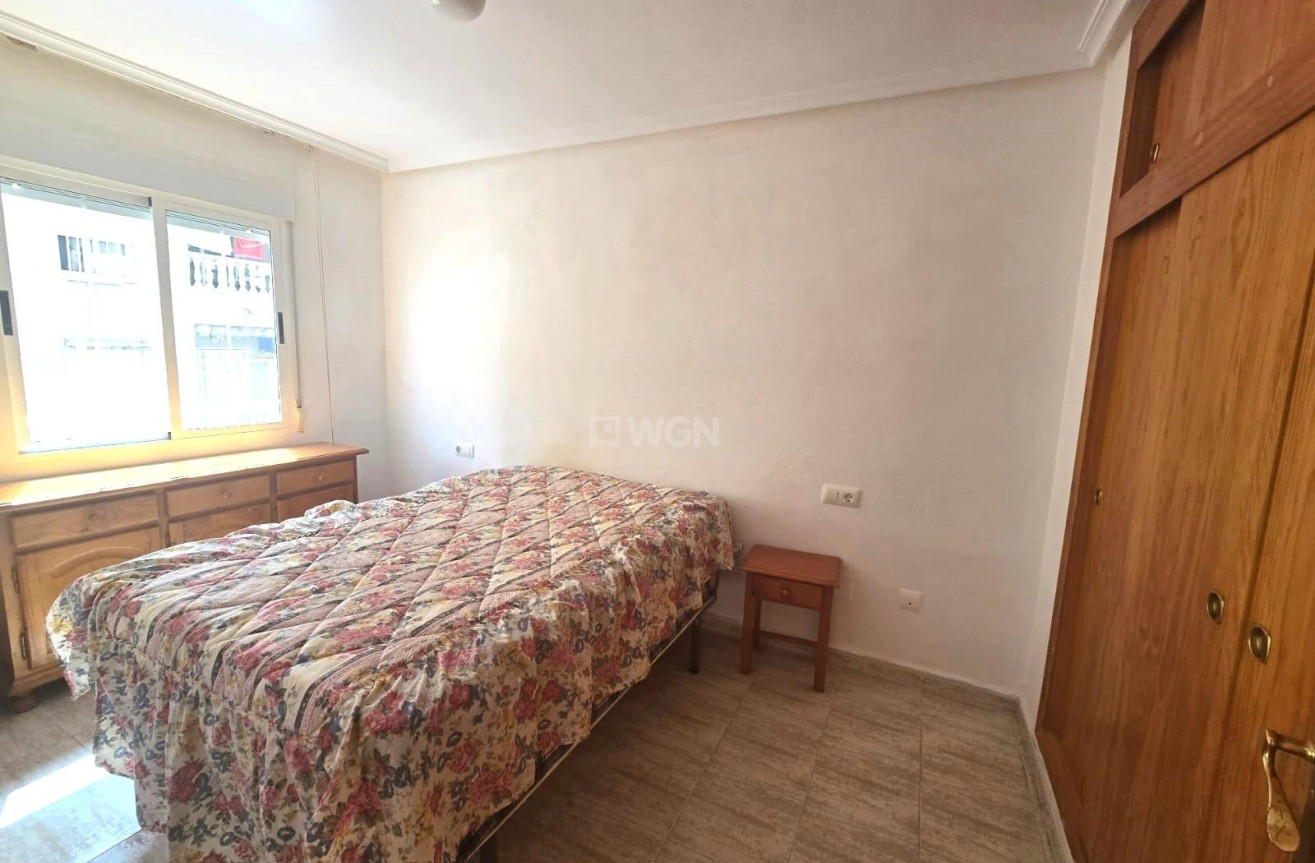 Odsprzedaż - Mieszkanie w bloku - Torrevieja - Playa de los Locos