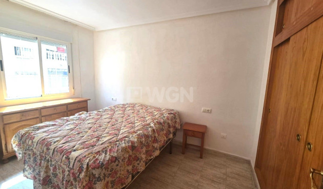 Odsprzedaż - Mieszkanie w bloku - Torrevieja - Playa de los Locos