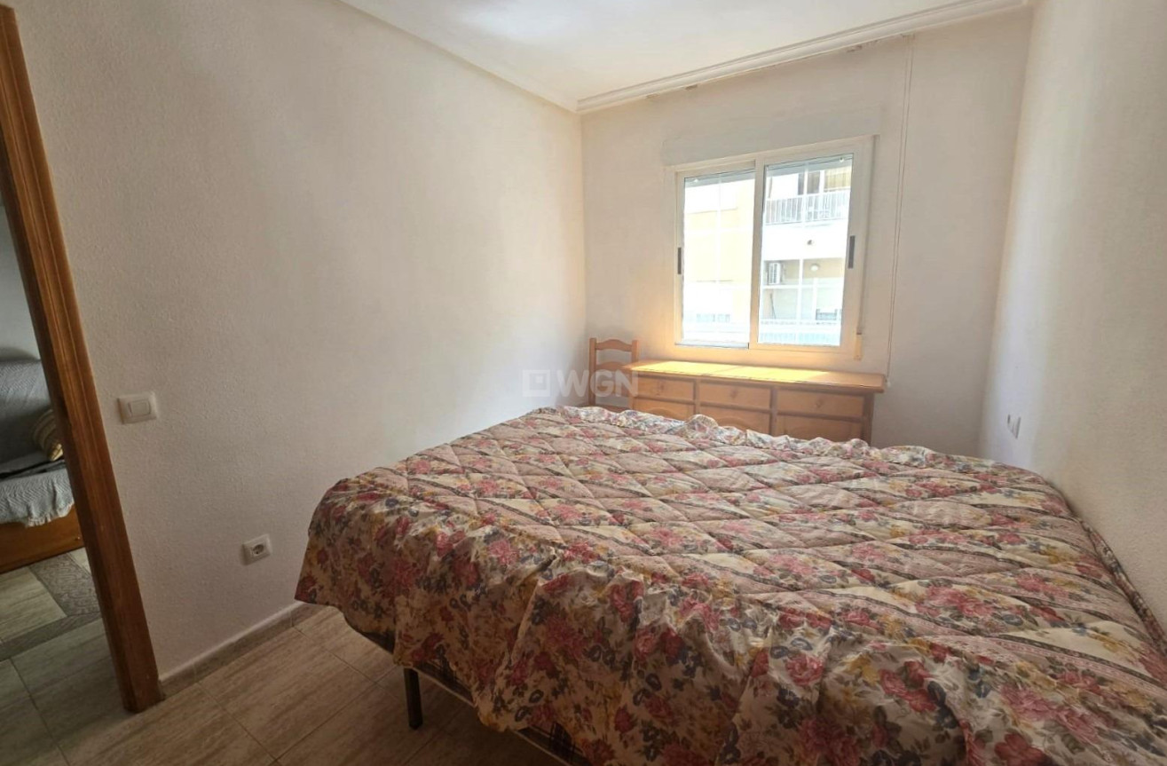 Odsprzedaż - Mieszkanie w bloku - Torrevieja - Playa de los Locos