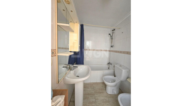 Odsprzedaż - Mieszkanie w bloku - Torrevieja - Playa de los Locos