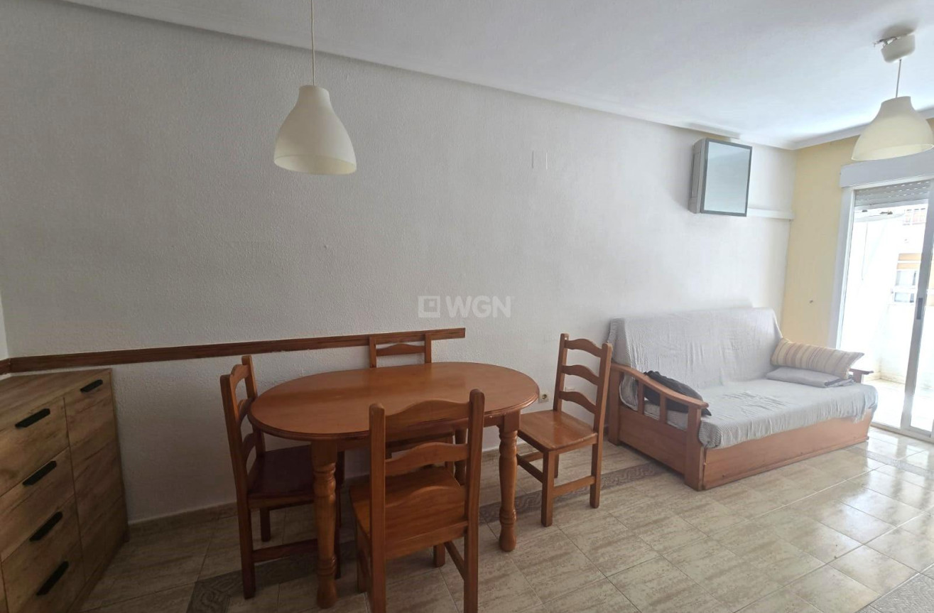 Odsprzedaż - Mieszkanie w bloku - Torrevieja - Playa de los Locos
